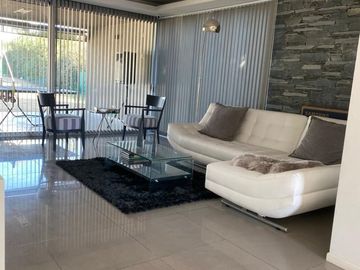 VENTA CASA DE CATEGORÍA COUNTRY ALTOS DEL CHATEAU