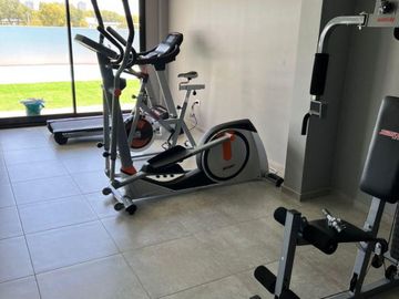 2 AMBIENTES CON HABITACIÓN EN SUITE-FULL AMENITIES