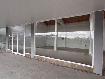 Local Comercial a Estrenar en Barrio Laguna Azul