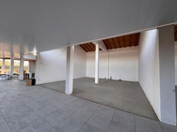 Local Comercial a Estrenar en Barrio Laguna Azul