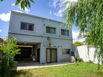 CASA EN VENTA LONGCHAMPS CON COCHERA