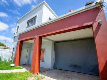 CASA EN VENTA LONGCHAMPS CON COCHERA