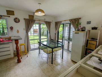 CASA EN VENTA LONGCHAMPS CON COCHERA