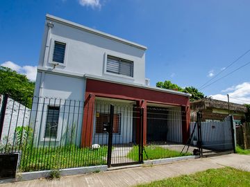 CASA EN VENTA LONGCHAMPS CON COCHERA