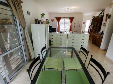 CASA EN VENTA LONGCHAMPS CON COCHERA