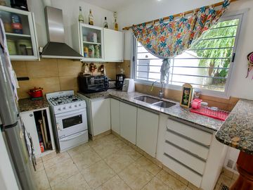 CASA EN VENTA LONGCHAMPS CON COCHERA