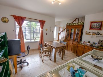 CASA EN VENTA LONGCHAMPS CON COCHERA