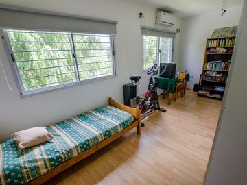 CASA EN VENTA LONGCHAMPS CON COCHERA