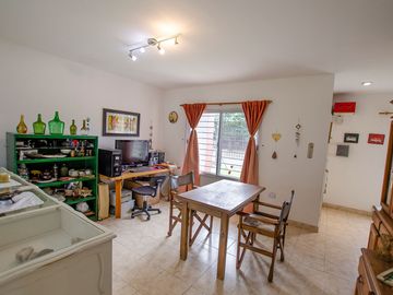 CASA EN VENTA LONGCHAMPS CON COCHERA