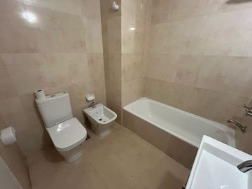SE VENDE DEPTO 2 AMB. CON COCHERA - SAN CRISTOBAL