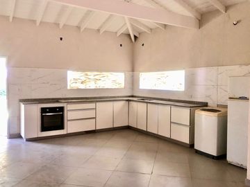CASA EN VENTA 4 AMB LOMA VERDE ESCOBAR