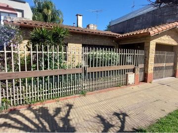 VENTA CHALET 3 AMB, COCHERA Y PATIO