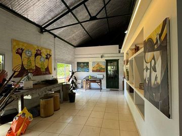 Casa en venta - 8 Dormitorios 4 Baños - La Lonja