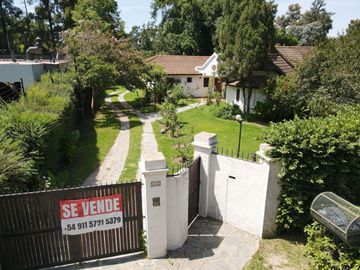 Casa en venta - 8 Dormitorios 4 Baños - La Lonja