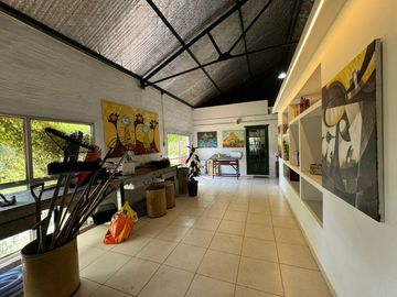 Casa en venta - 8 Dormitorios 4 Baños - La Lonja