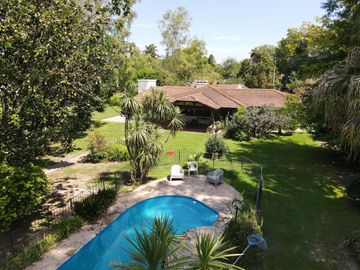 Casa en venta - 8 Dormitorios 4 Baños - La Lonja