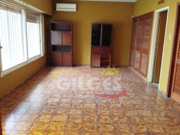 Venta de Casa 5 Amb. en Ramos Mejia  Ideal Vivienda o Uso Comercial