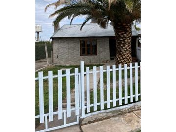 Oportunidad única venta de casa con dos departamentos en La Consulta
