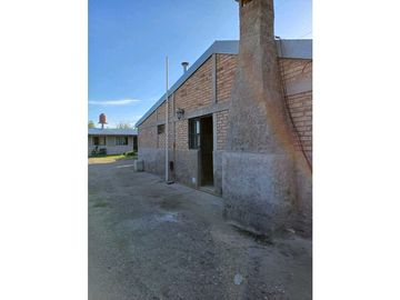 Oportunidad única venta de casa con dos departamentos en La Consulta