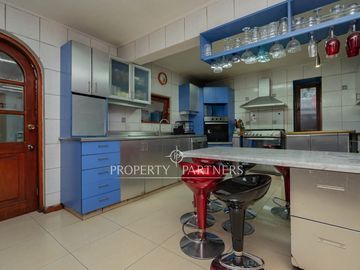 Excelente casa para remodelar! 5D + 3B + 7E