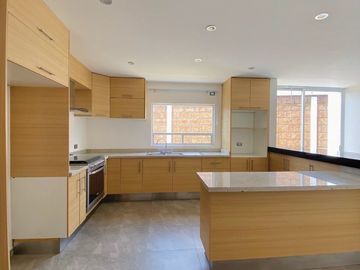Casa en Venta en Juriquilla Campestre, 4 Recámaras, Roof Garden, 3 Autos Techado