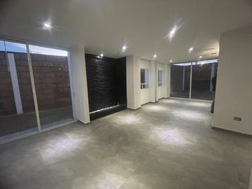 Casa en Venta en Juriquilla Campestre, 4 Recámaras, Roof Garden, 3 Autos Techado