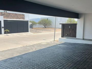 Casa en Venta en Juriquilla Campestre, 4 Recámaras, Roof Garden, 3 Autos Techado