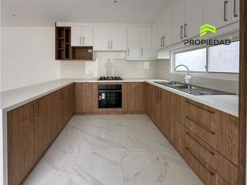 Casa en Venta al Sur de Manta 5 Dormitorios desde 176K Urb privada