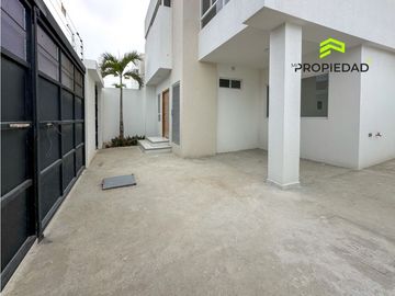 Casa en Venta al Sur de Manta 5 Dormitorios desde 176K Urb privada