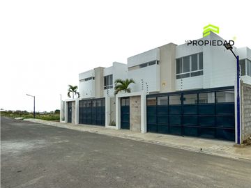 Casa en Venta al Sur de Manta 5 Dormitorios desde 176K Urb privada