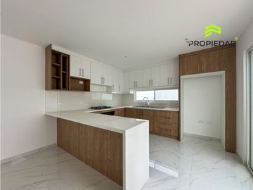 Casa en Venta al Sur de Manta 5 Dormitorios desde 176K Urb privada
