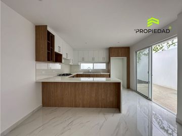 Casa en Venta al Sur de Manta 5 Dormitorios desde 176K Urb privada