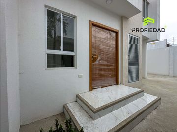 Casa en Venta al Sur de Manta 5 Dormitorios desde 176K Urb privada