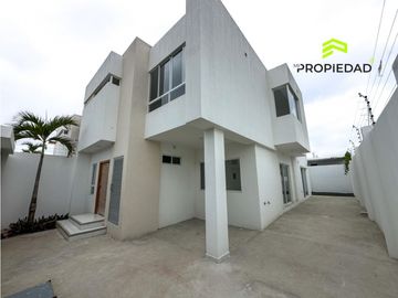 Casa en Venta al Sur de Manta 5 Dormitorios desde 176K Urb privada