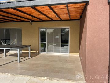 Venta - OPORTUNIDAD Casa en Barrio Privado Santa Guadalupe - Pilar del Este