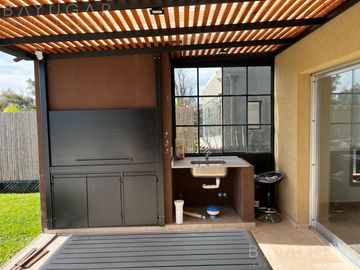 Venta - OPORTUNIDAD Casa en Barrio Privado Santa Guadalupe - Pilar del Este