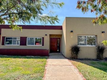 Venta - OPORTUNIDAD Casa en Barrio Privado Santa Guadalupe - Pilar del Este