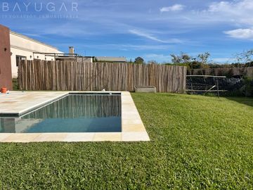 Venta - OPORTUNIDAD Casa en Barrio Privado Santa Guadalupe - Pilar del Este