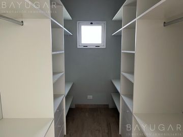 Venta - OPORTUNIDAD Casa en Barrio Privado Santa Guadalupe - Pilar del Este