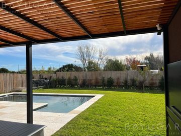 Venta - OPORTUNIDAD Casa en Barrio Privado Santa Guadalupe - Pilar del Este