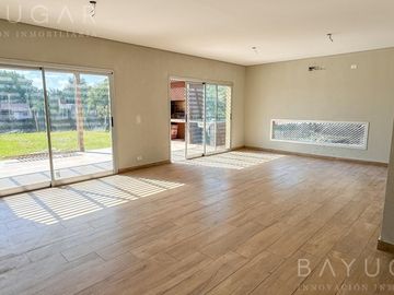 Venta - OPORTUNIDAD Casa en Barrio Privado Santa Guadalupe - Pilar del Este