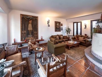 Casa rústica con patio y balcones en Pedro de Osma – Barranco