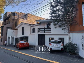 Casa rústica con patio y balcones en Pedro de Osma – Barranco