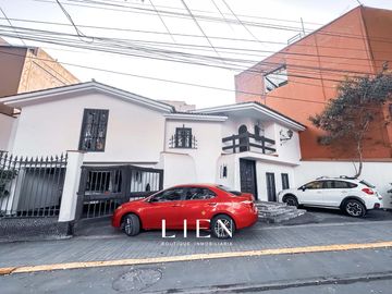 Casa rústica con patio y balcones en Pedro de Osma – Barranco
