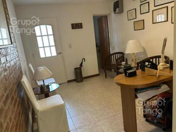 Venta Casa 7 Ambientes con Local Comercial en Olivos