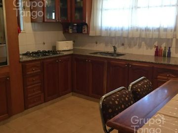 Venta Casa 7 Ambientes con Local Comercial en Olivos