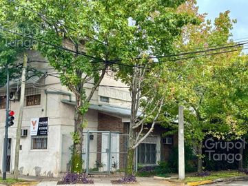 Venta Casa 7 Ambientes con Local Comercial en Olivos