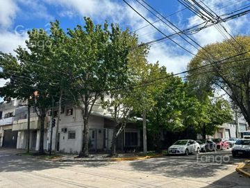 Venta Casa 7 Ambientes con Local Comercial en Olivos