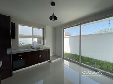 Preciosa Casa en Venta en Fraccionamiento Privado Coatepec.