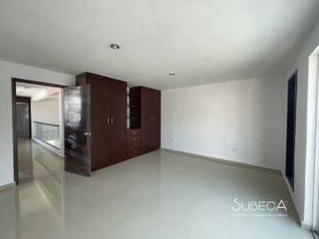 Preciosa Casa en Venta en Fraccionamiento Privado Coatepec.
